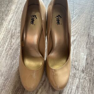 Fioni Taupe patent leather heels